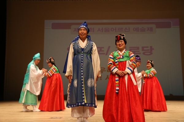 지난 6일 열린 '서울어르신 예술경연대회'에 참여한 어르신들이 다양한 끼를 발산하며 무대에 오르고 있다.