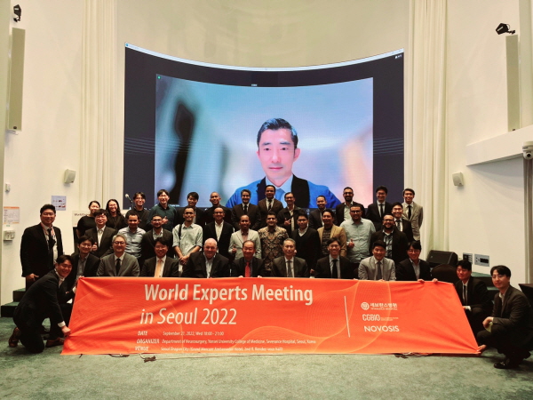 노보시스 글로벌 심포지엄 ‘World Experts Meeting in seoul 2022’에서 참석자들이 기념 촬영을 하고 있다.