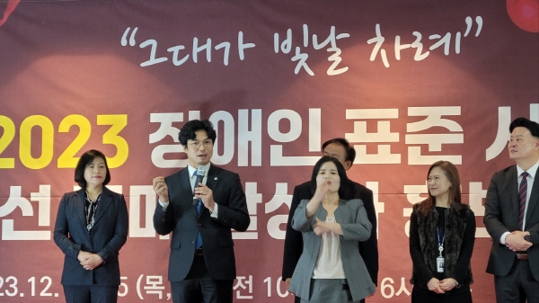박상현 경기도의원(더불어민주당, 부천시 제8선거구, 기획재정위원회위원)이 축사를 하고 있다.