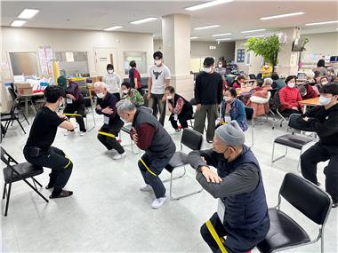 가천대학교 휴먼보건과학융합연구소가 효나눔 노인복지센터의 어르신을 대상으로 운동 프로그램을 진행하는 모습/ 가천대학교