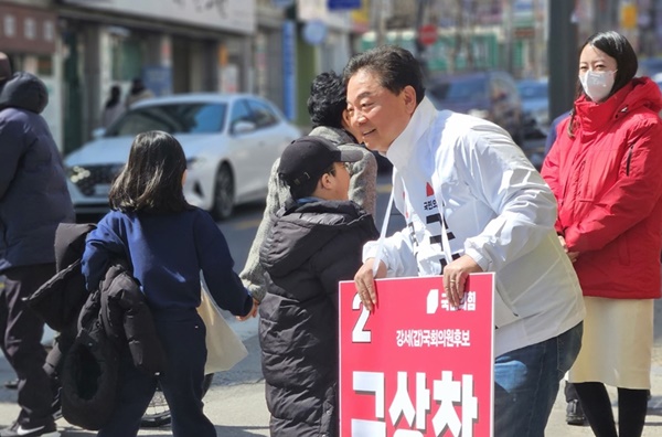 구상찬 국민의힘 서울 강서갑 국회의원 후보가 초등학생들과 인사를 나누는 모습이다.