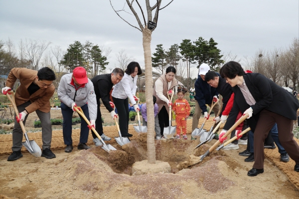 김현기 의장, 제79회 식목일 맞아 시민들과 꽃‧나무 식재
