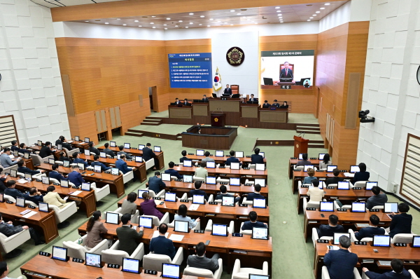 서울시의회는 4월 19일(금)부터 5월 3일(금)까지 15일간의 일정으로 제323회 임시회를 개최한다. 이번 임시회에서는 총 131건의 안건을 심의‧의결할 예정이다.